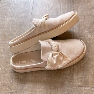 EUC TOMS Natural Heritage Slip Ons with Bow
